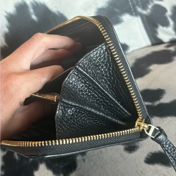 Tory Burch Black Leather Zip Around Wallet - Picture 8 of 16